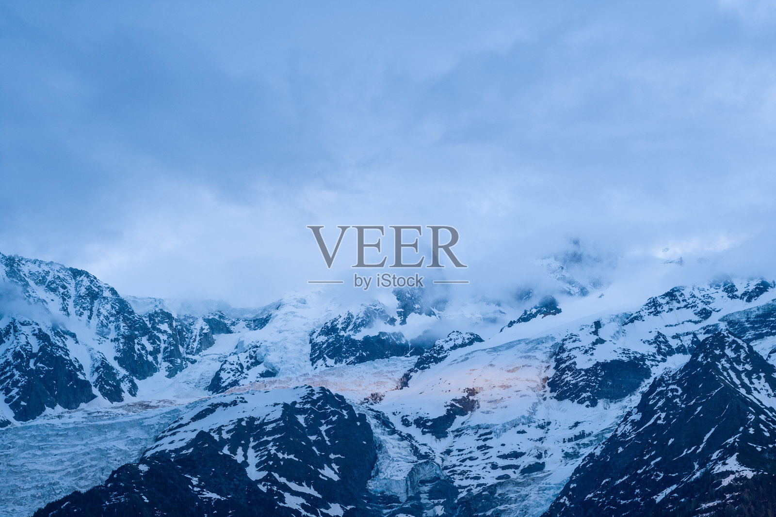 勃朗峰塔库尔冰川上空飘过的云彩照片摄影图片