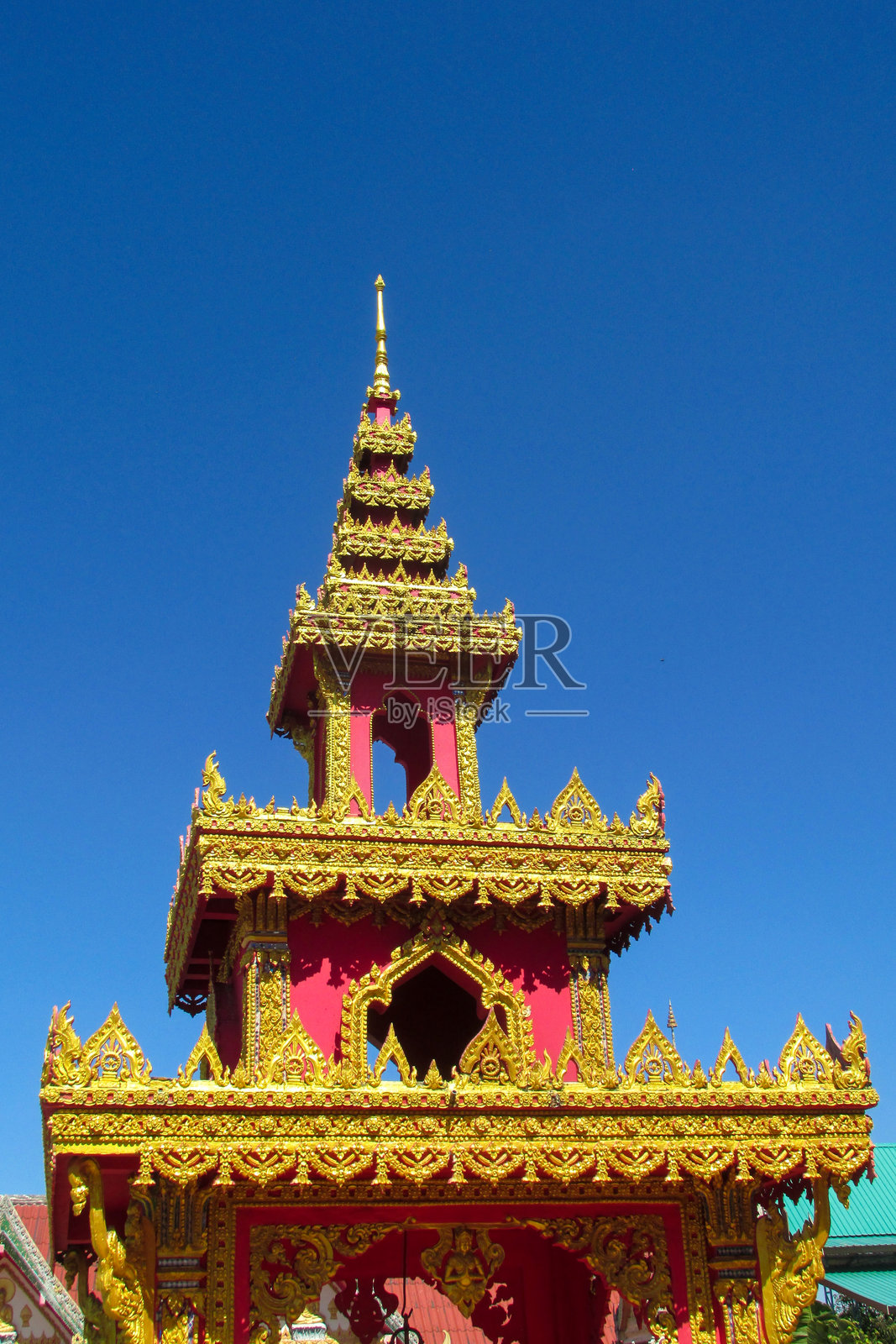 泰国寺庙建筑，拥有华丽的屋顶线条、装饰细节和传统建筑风格照片摄影图片
