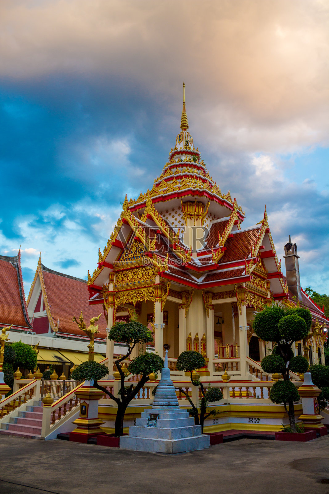 泰国寺庙建筑，拥有华丽的屋顶线条、装饰性细节和传统建筑风格照片摄影图片