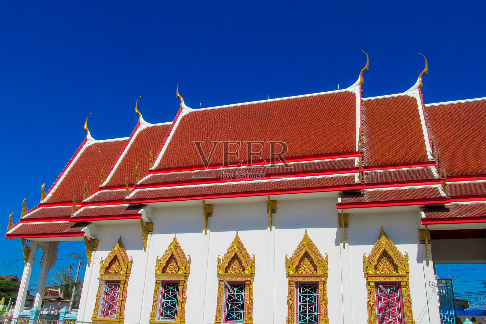 泰国寺庙建筑，拥有华丽的屋顶线条、装饰细节和传统建筑风格照片摄影图片