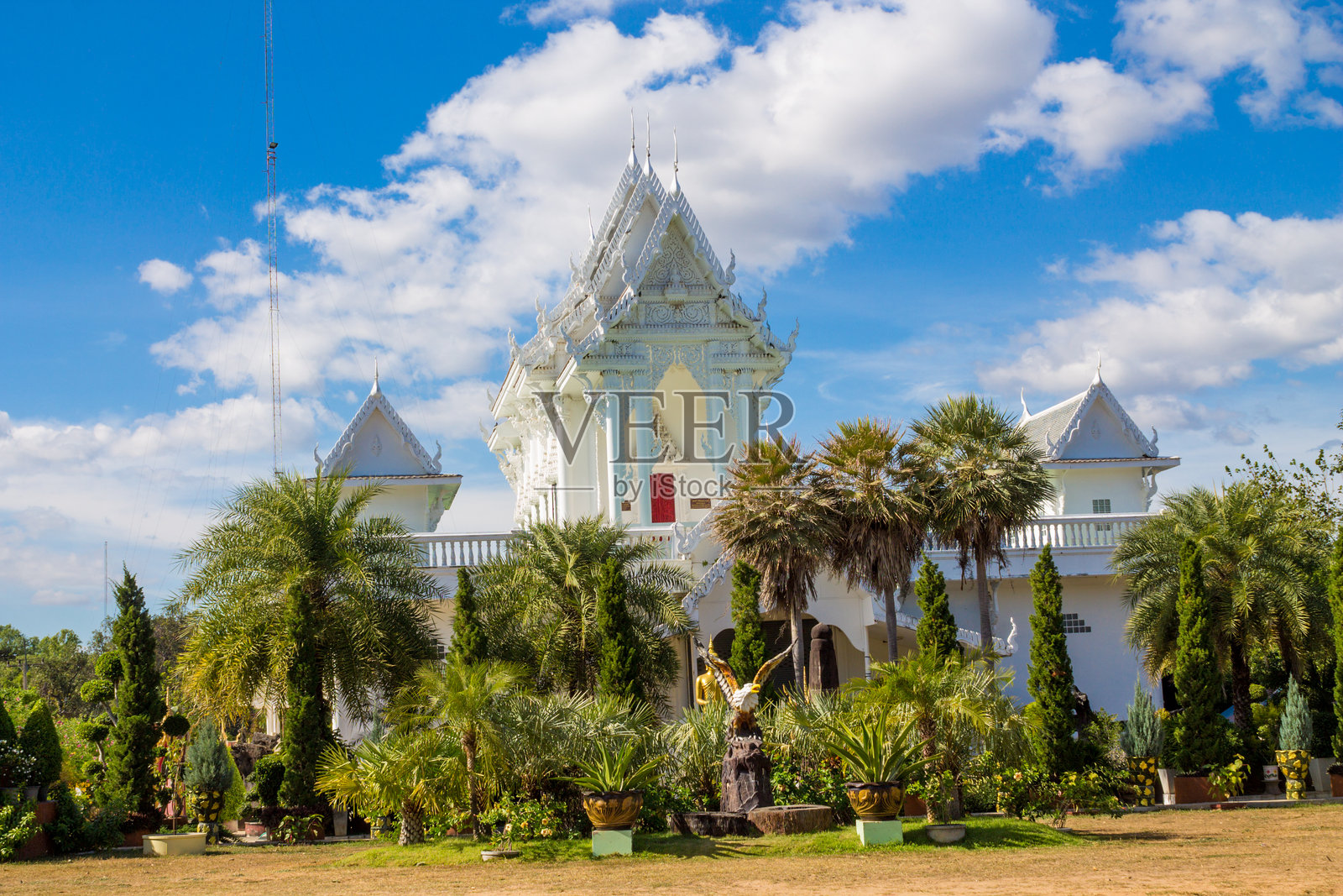 泰国寺庙建筑，拥有华丽的屋顶线条、装饰细节和传统建筑风格照片摄影图片