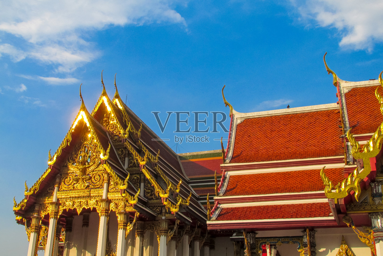 泰国寺庙建筑，拥有华丽的屋顶线条、装饰细节和传统建筑风格照片摄影图片