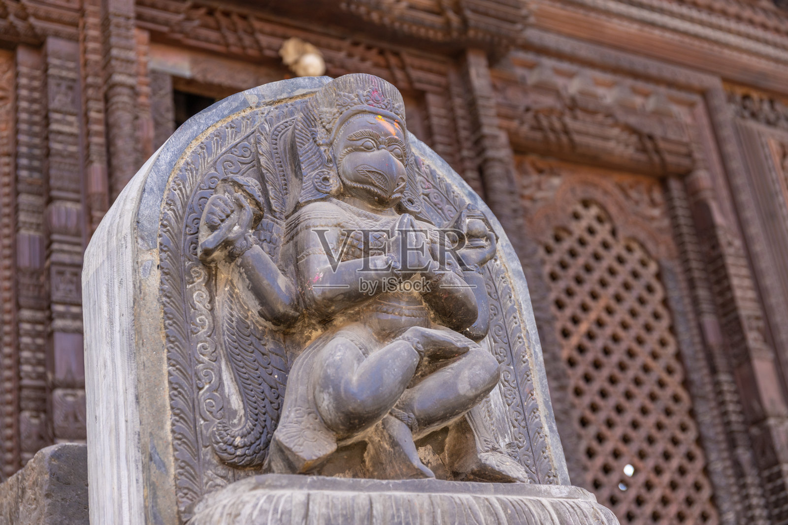 尼泊尔加德满都附近的巴克塔普尔寺庙和雕像，拥有历史悠久的石雕建筑、雕刻人物和传统宗教图案照片摄影图片