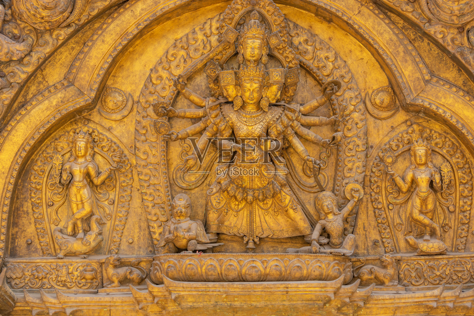 尼泊尔加德满都附近的巴克塔普尔寺庙和雕像，具有历史悠久的石雕建筑、雕刻人物和传统宗教图案照片摄影图片