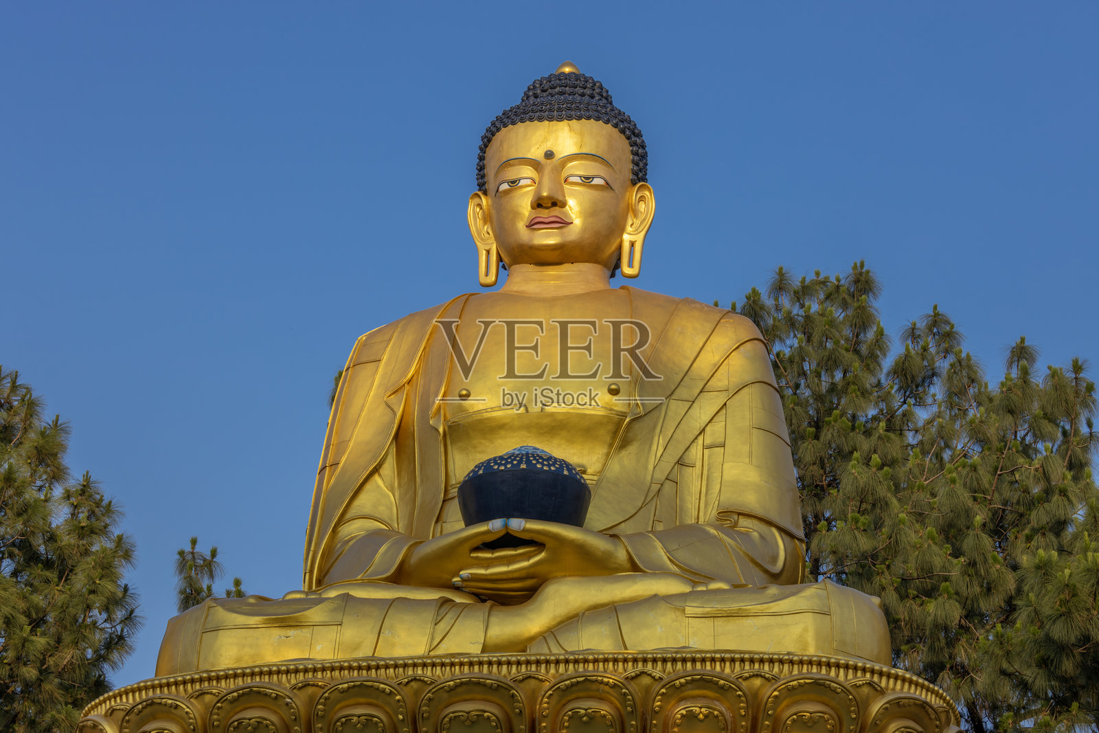 尼泊尔加德满都附近的巴克塔普尔寺庙和雕像，具有历史悠久的石雕建筑、雕刻人物和传统宗教图案。照片摄影图片