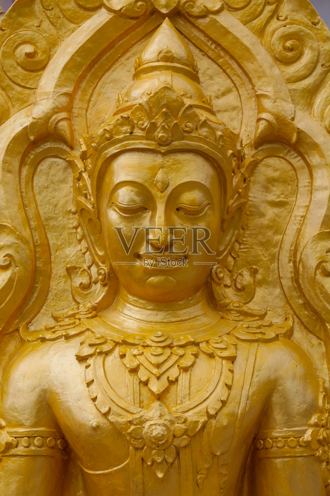 泰国寺庙中的佛像，具有传统的佛教设计、金色表面和建筑细节照片摄影图片