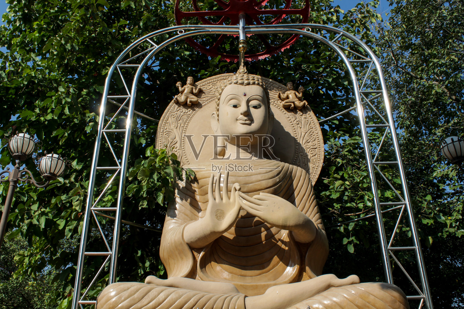 泰国寺庙内的佛像，具有传统的佛教设计、金色表面和建筑细节照片摄影图片