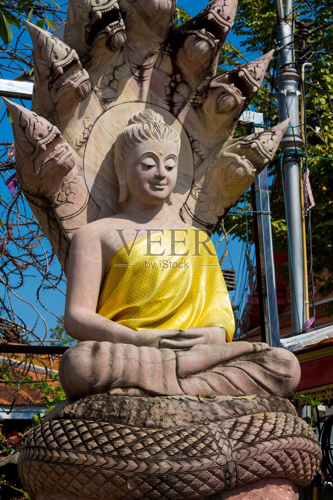 泰国寺庙中带有传统佛教设计、金色表面和建筑细节的佛像照片摄影图片