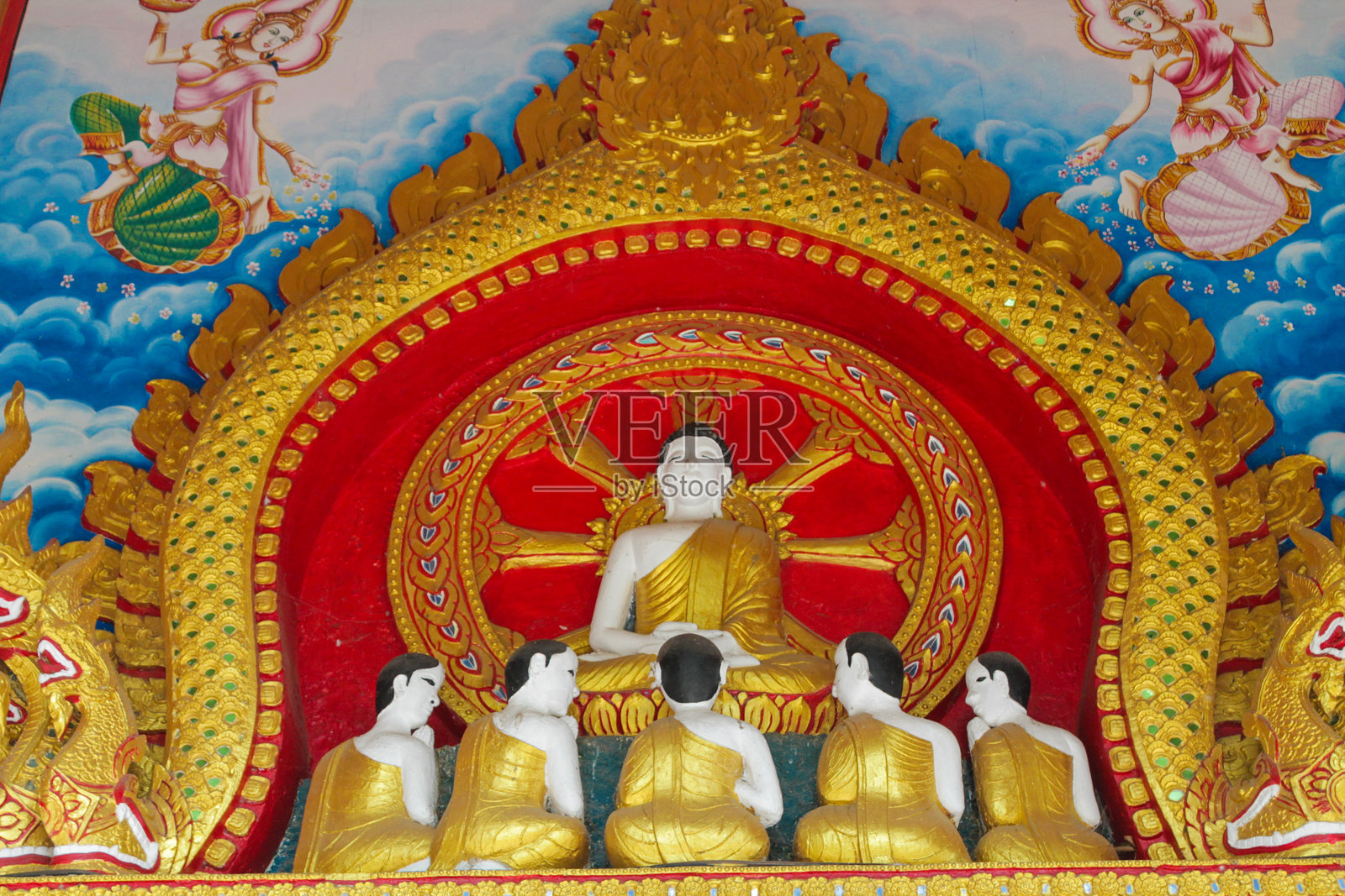 泰国寺庙中的佛像，具有传统的佛教设计、金色表面和建筑细节照片摄影图片