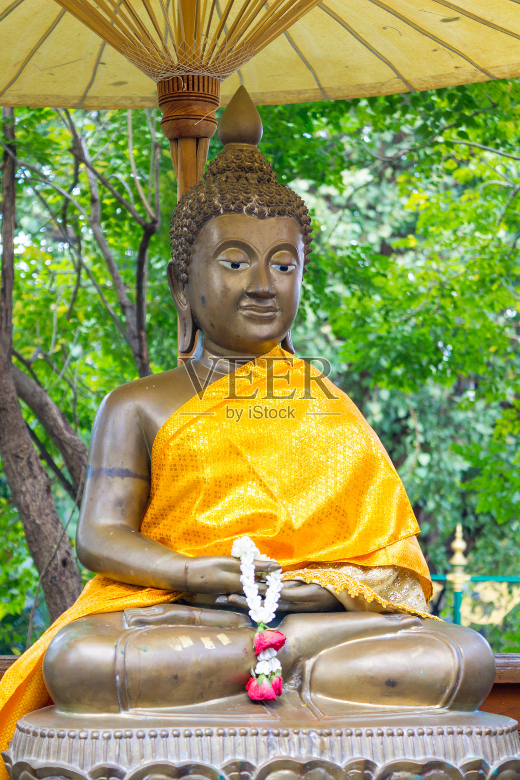 泰国寺庙中带有传统佛教设计、金色表面和建筑细节的佛像照片摄影图片