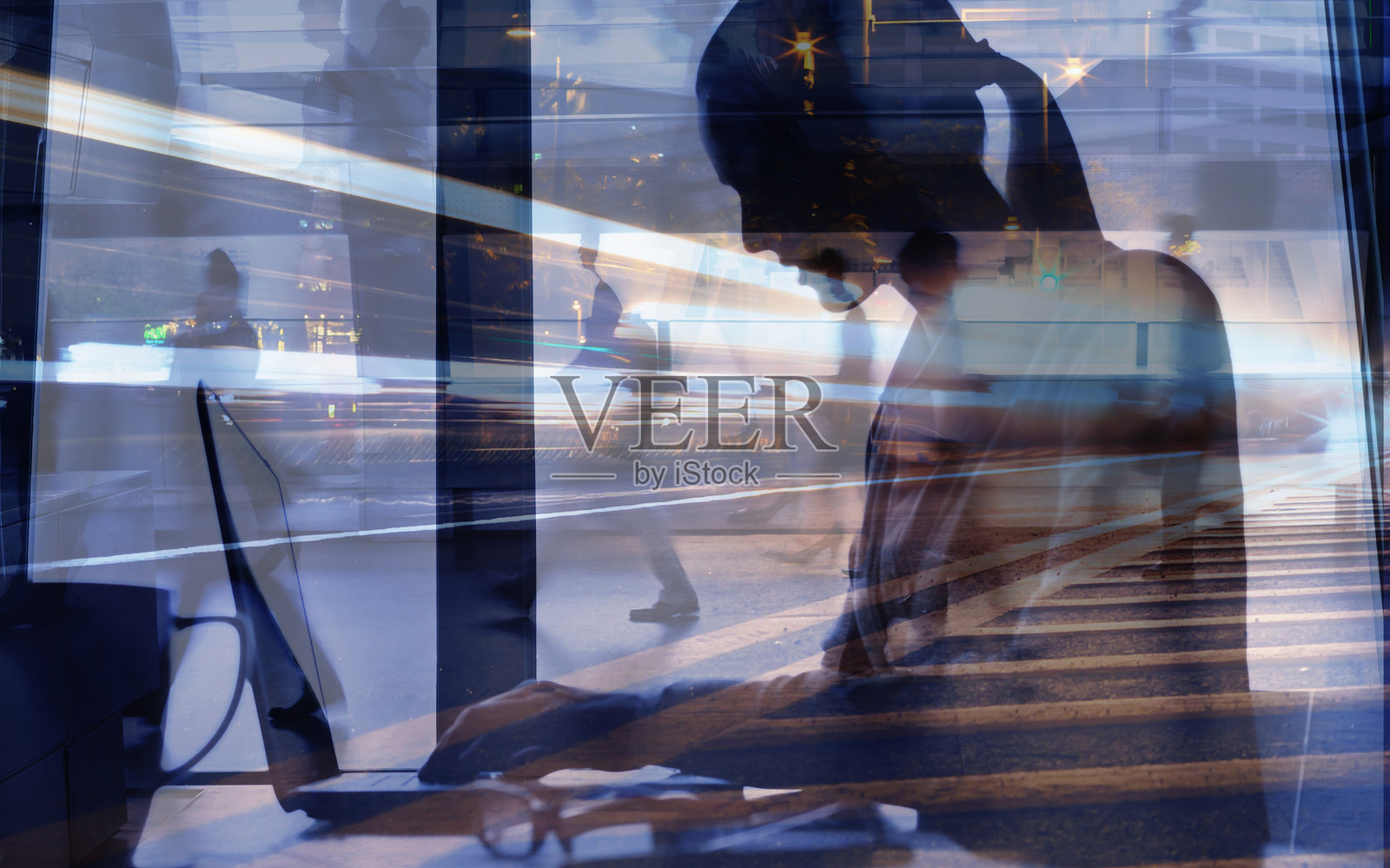 职业女性通勤者，在城市中行走，带有动态模糊和双重曝光灯光照片摄影图片