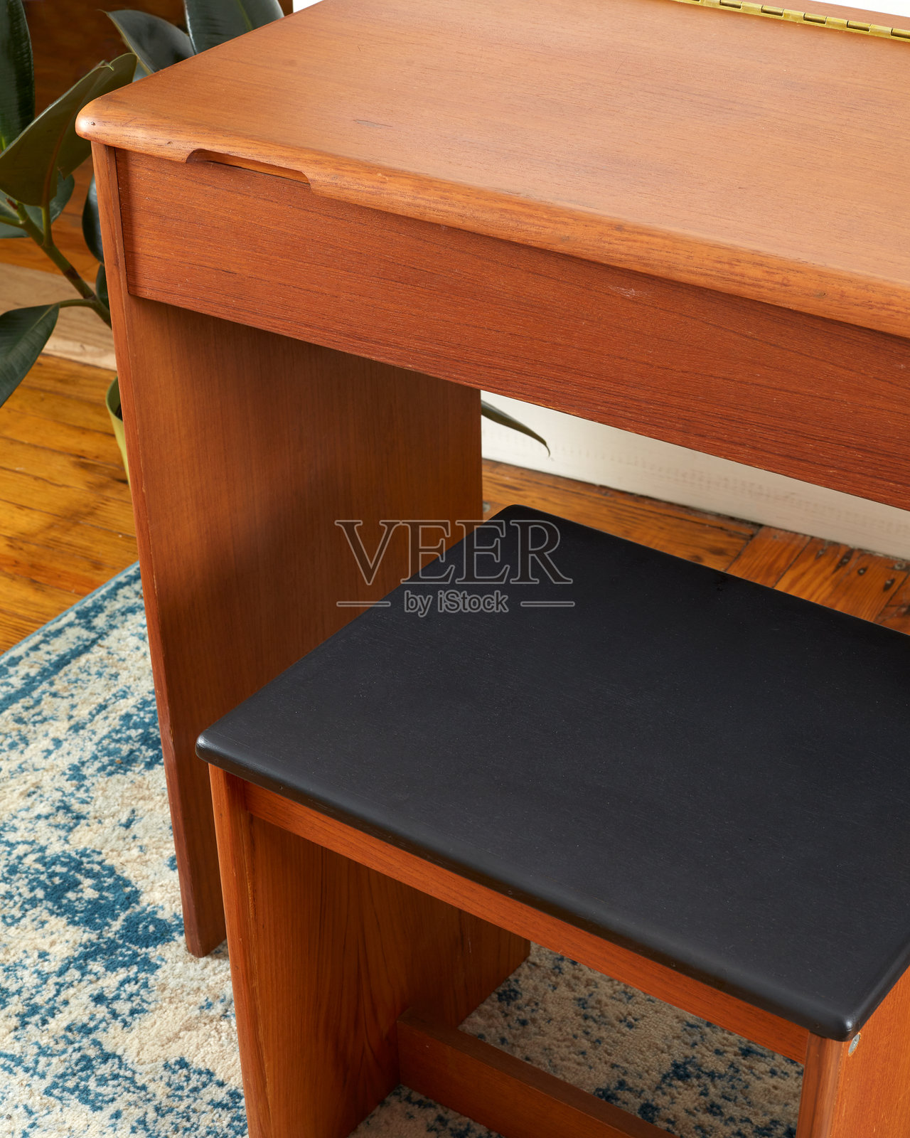 柚木梳妆台的细节照片摄影图片