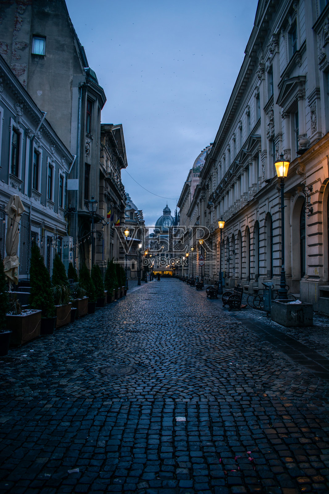 罗马尼亚布加勒斯特蓝色时刻的老城区街道，旅行旅游概念照片摄影图片