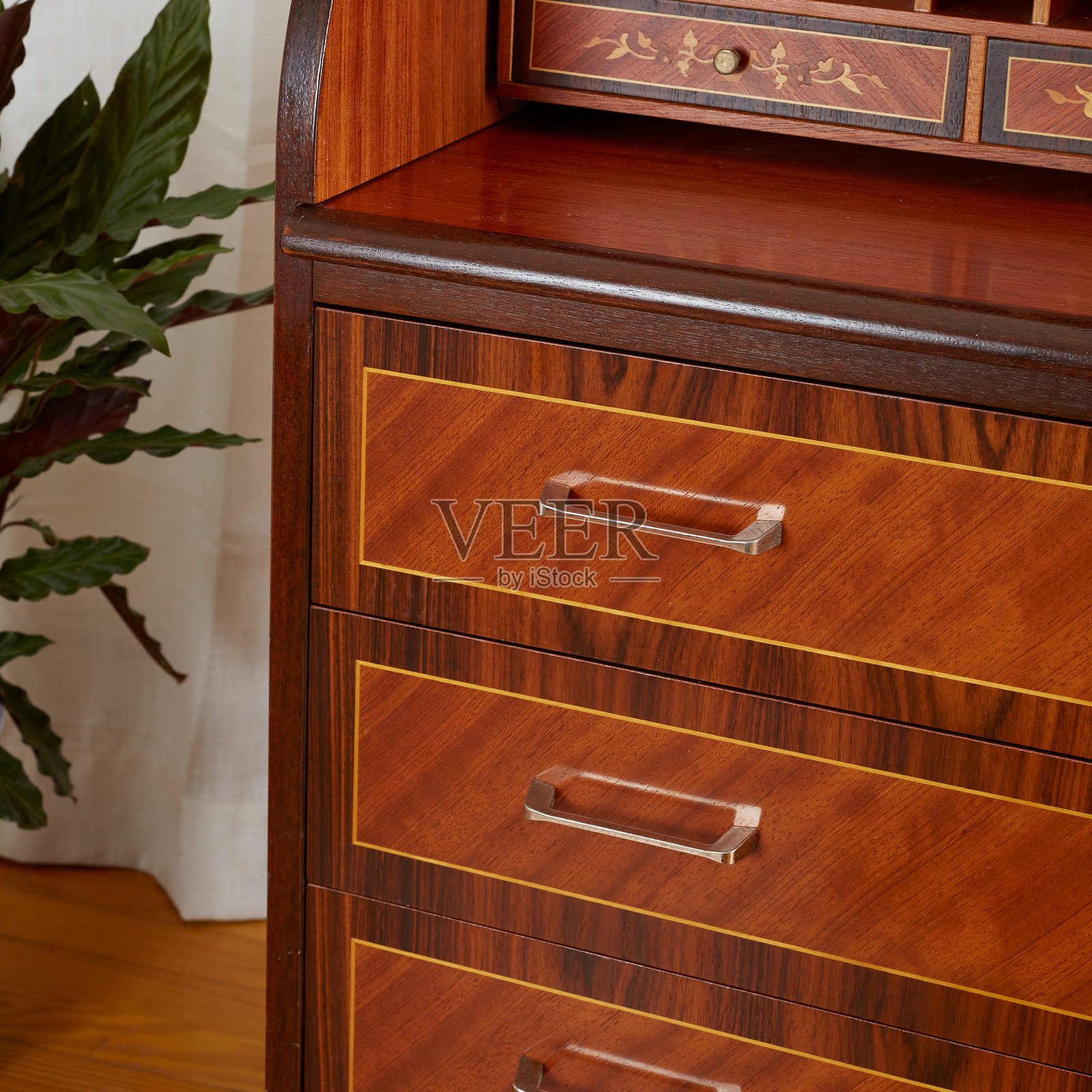 带有镶嵌细节的华丽书桌照片摄影图片