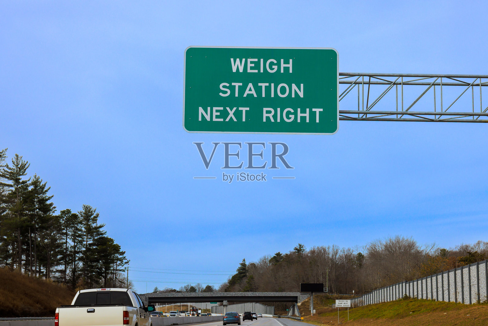 路标指示高速公路上的车辆前往称重站的方向照片摄影图片