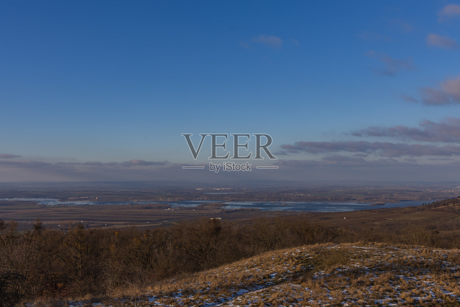 从桌山（Stolova hora）到新磨坊（Nove Mlyny）水库的广阔视野，以及南摩拉维亚的冬季景观。帕拉瓦（Palava）在蓝天下。照片摄影图片