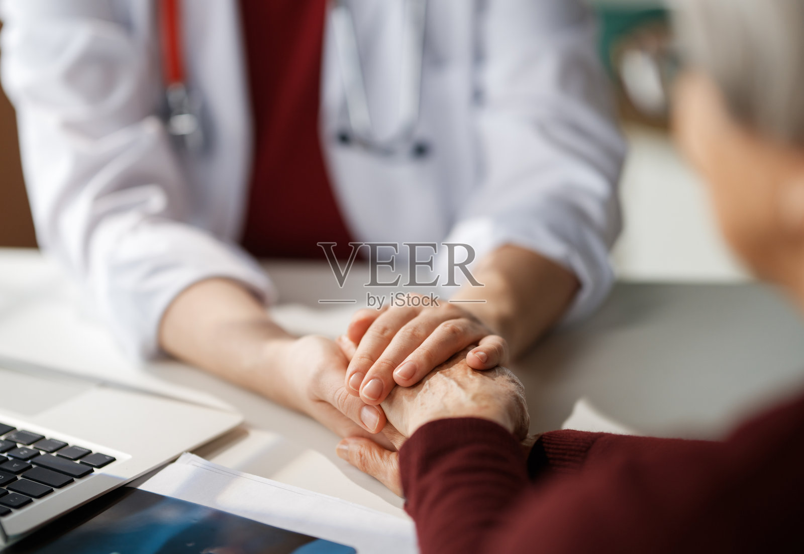 医生在诊室里看病人照片摄影图片