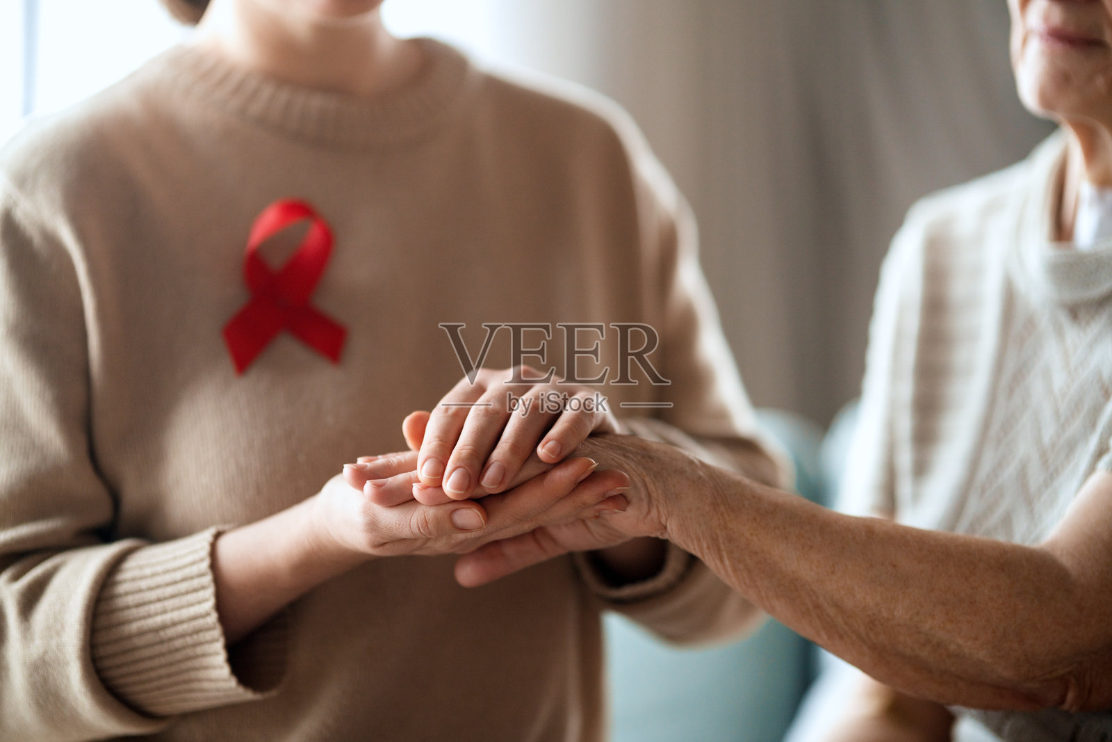 两位女士和一条红丝带照片摄影图片