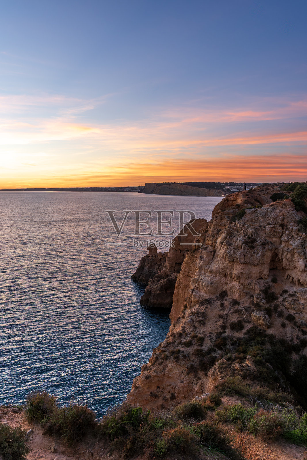 黄昏时分海岸岩石构造的戏剧性垂直景观照片摄影图片