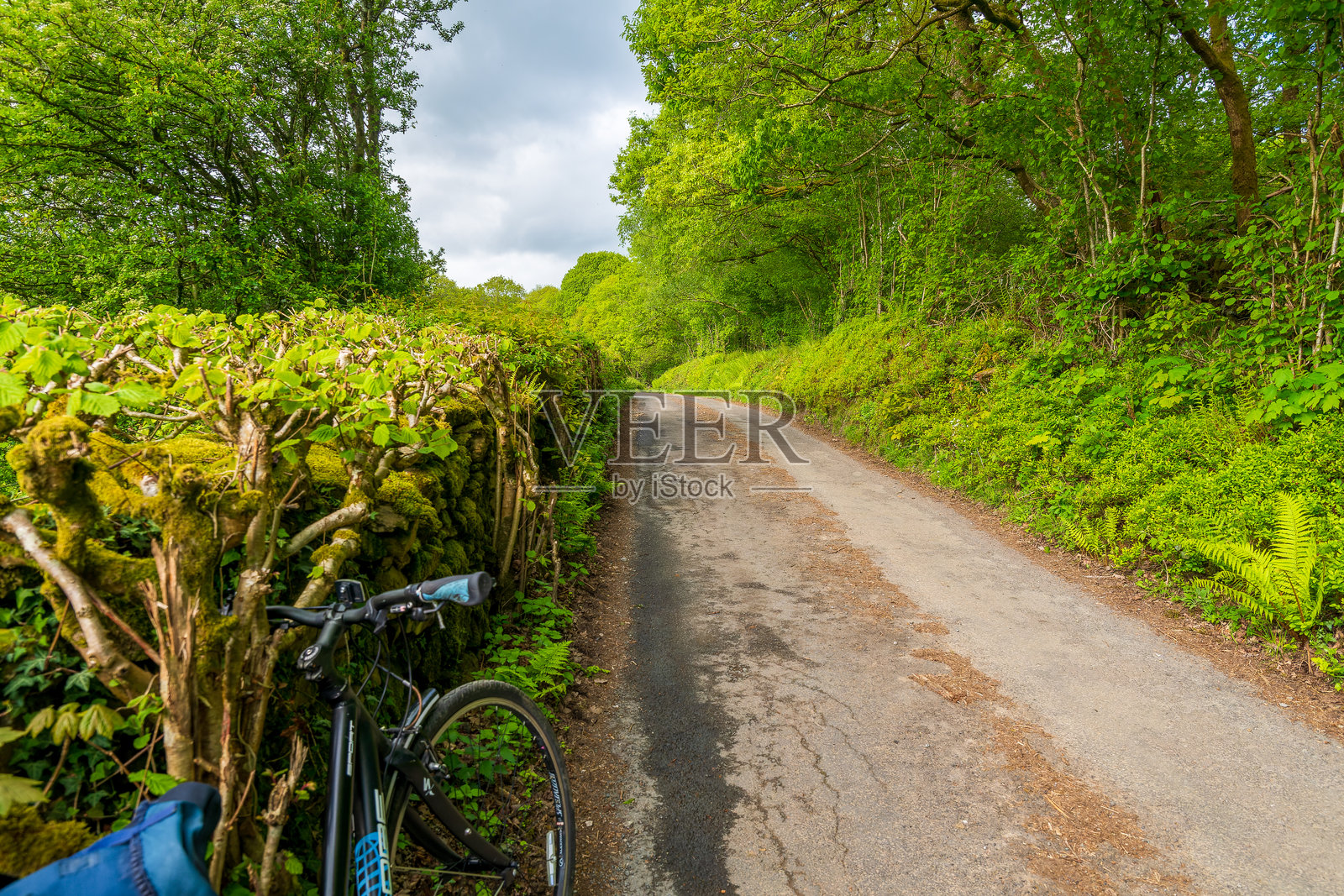 英格兰坎布里亚郡湖区，乡村田园小路与青翠山峦照片摄影图片