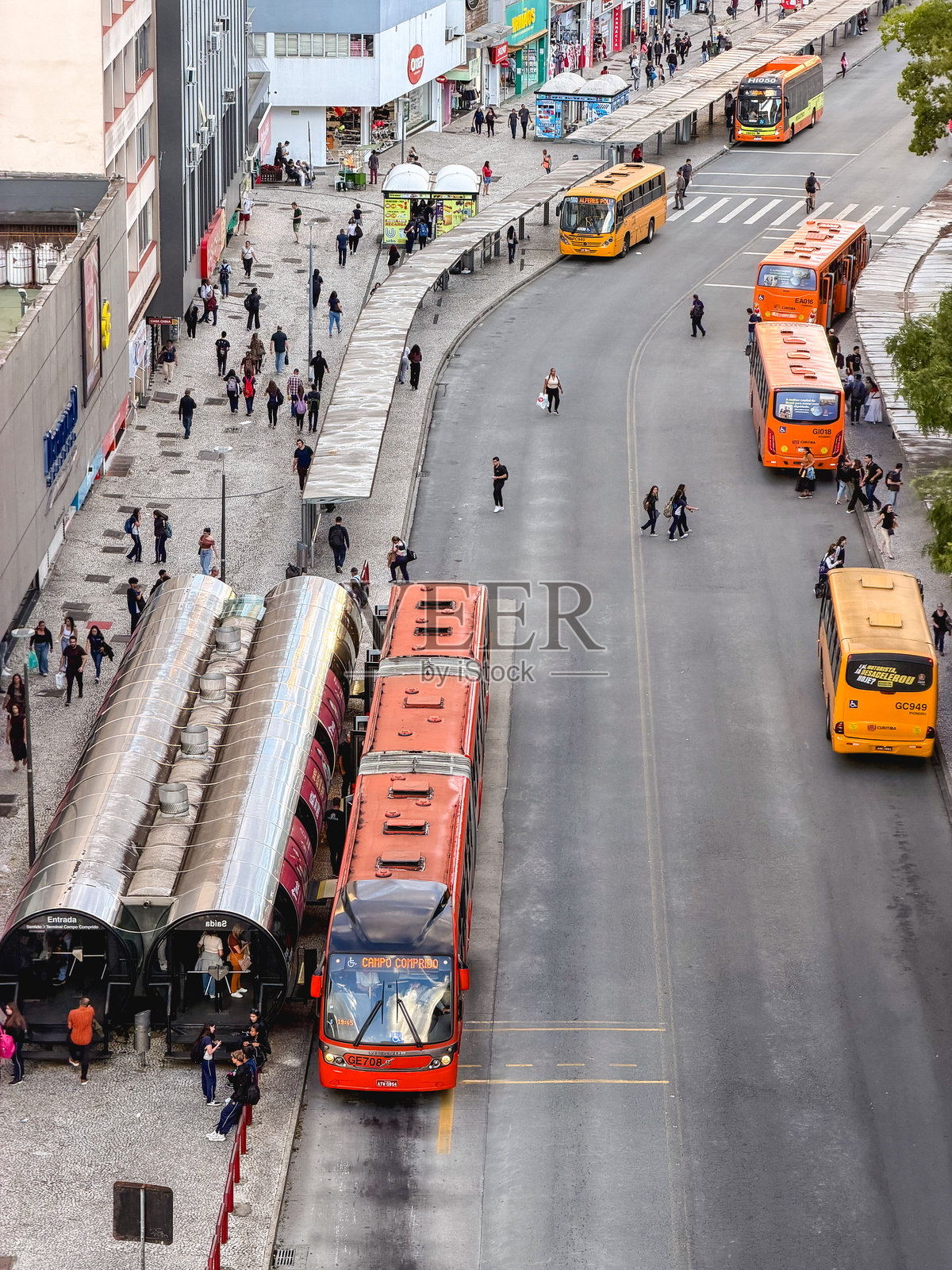 库里蒂巴市的公交车站。照片摄影图片