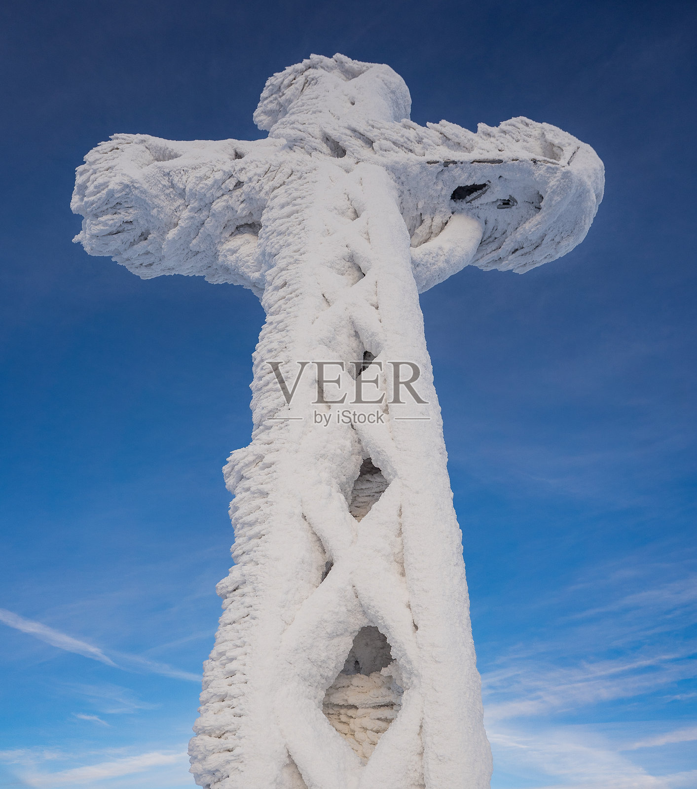 冬季日出时，比亚什恰迪山脉塔尼察峰顶的冰冻十字架照片摄影图片