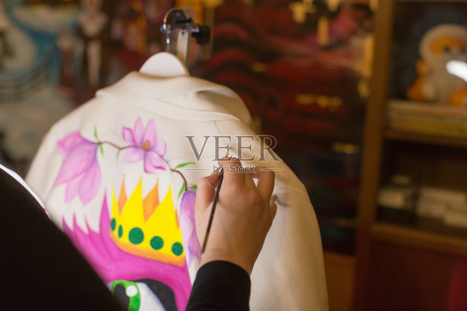 工匠一丝不苟地在夹克上作画，全神贯注于细节照片摄影图片