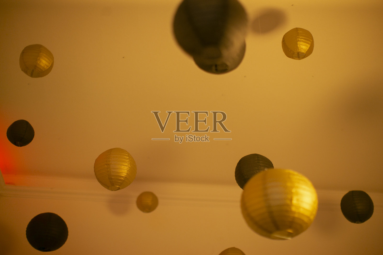 俯视角度的黑金色灯笼营造出时尚的庆典氛围照片摄影图片