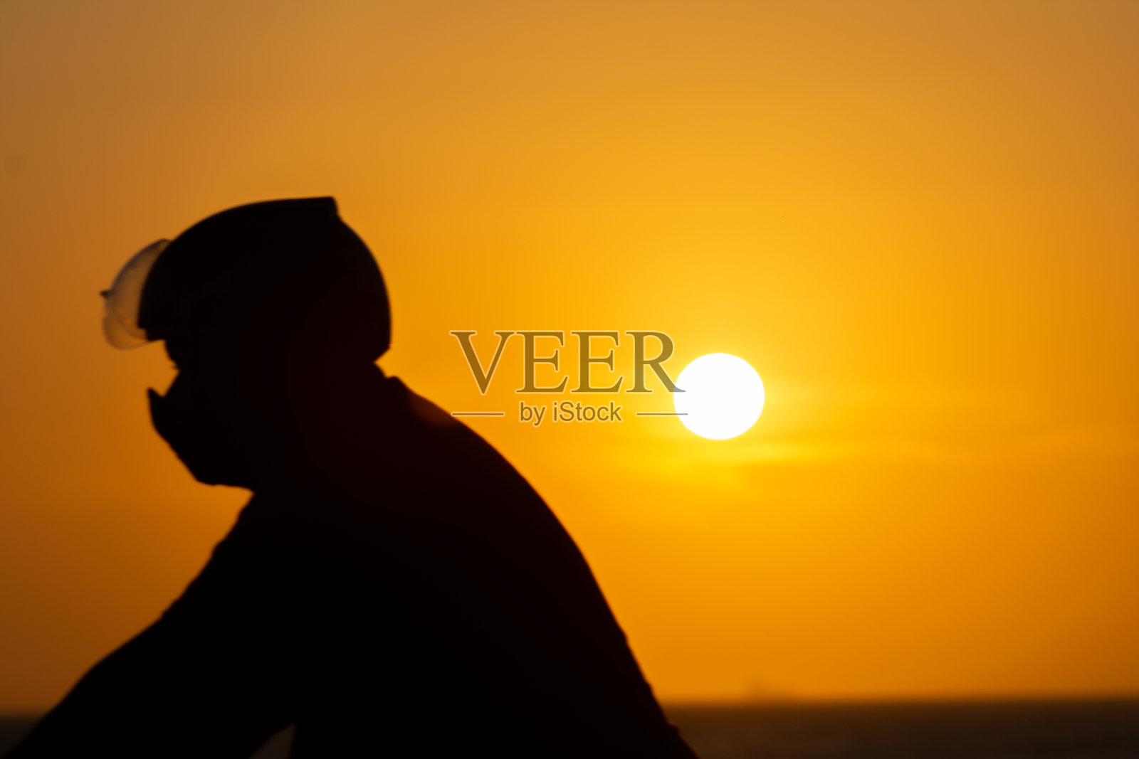 日落时分剪影中的人物照片摄影图片