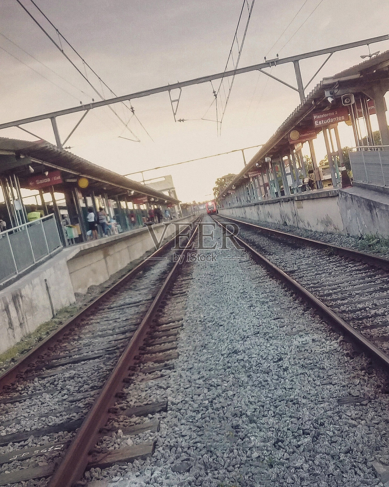 巴西学生站火车站台，日落时分的景象照片摄影图片