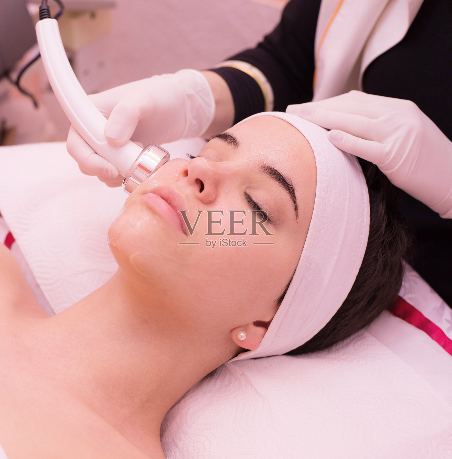 年轻女子在美容水疗中心接受皮肤美容护理照片摄影图片