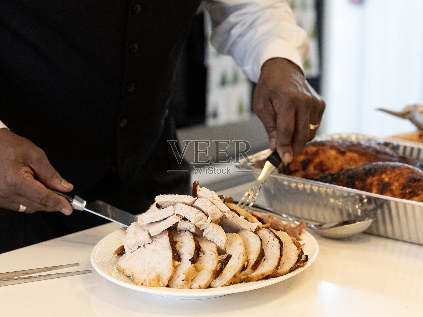 火鸡被放在盘子里，准备享用节日大餐照片摄影图片