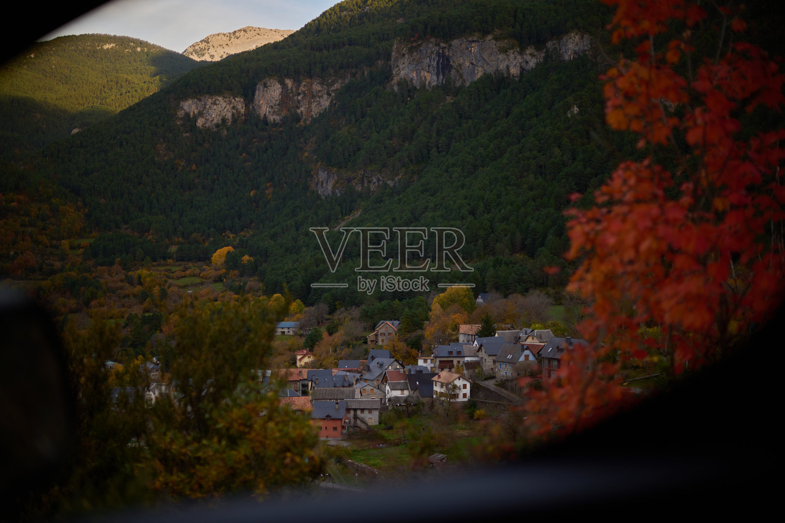 西班牙阿拉贡韦斯卡省萨拉维略村秋景航拍，周围环绕着色彩斑斓的比利牛斯山照片摄影图片