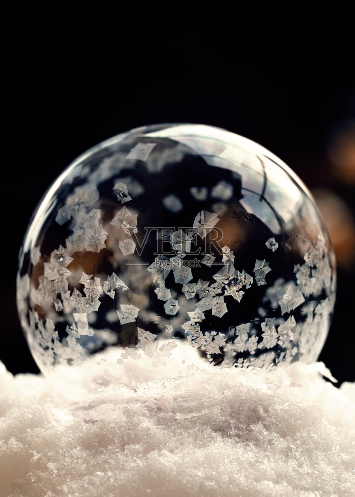 精美冰冻的泡沫，带有复杂的霜花图案照片摄影图片