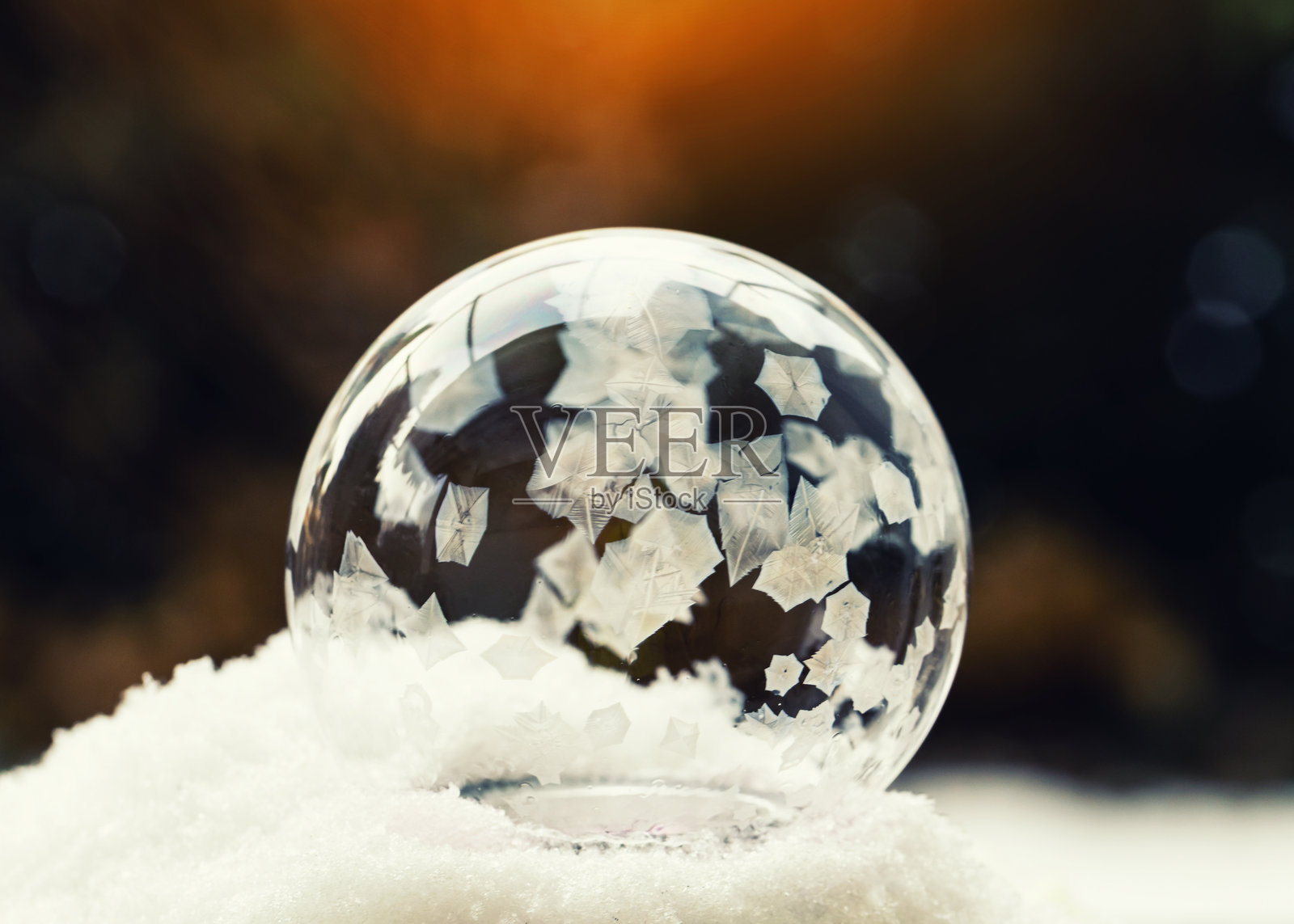 精美的冰冻气泡，带有复杂的霜花图案照片摄影图片