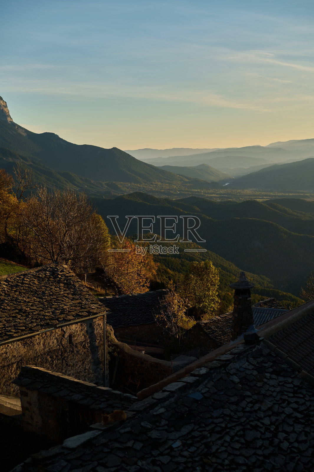 西班牙比利牛斯山特拉镇，金色时段的日落美景，俯瞰着秋季森林和山脉，沿着 Hermitages 路线照片摄影图片
