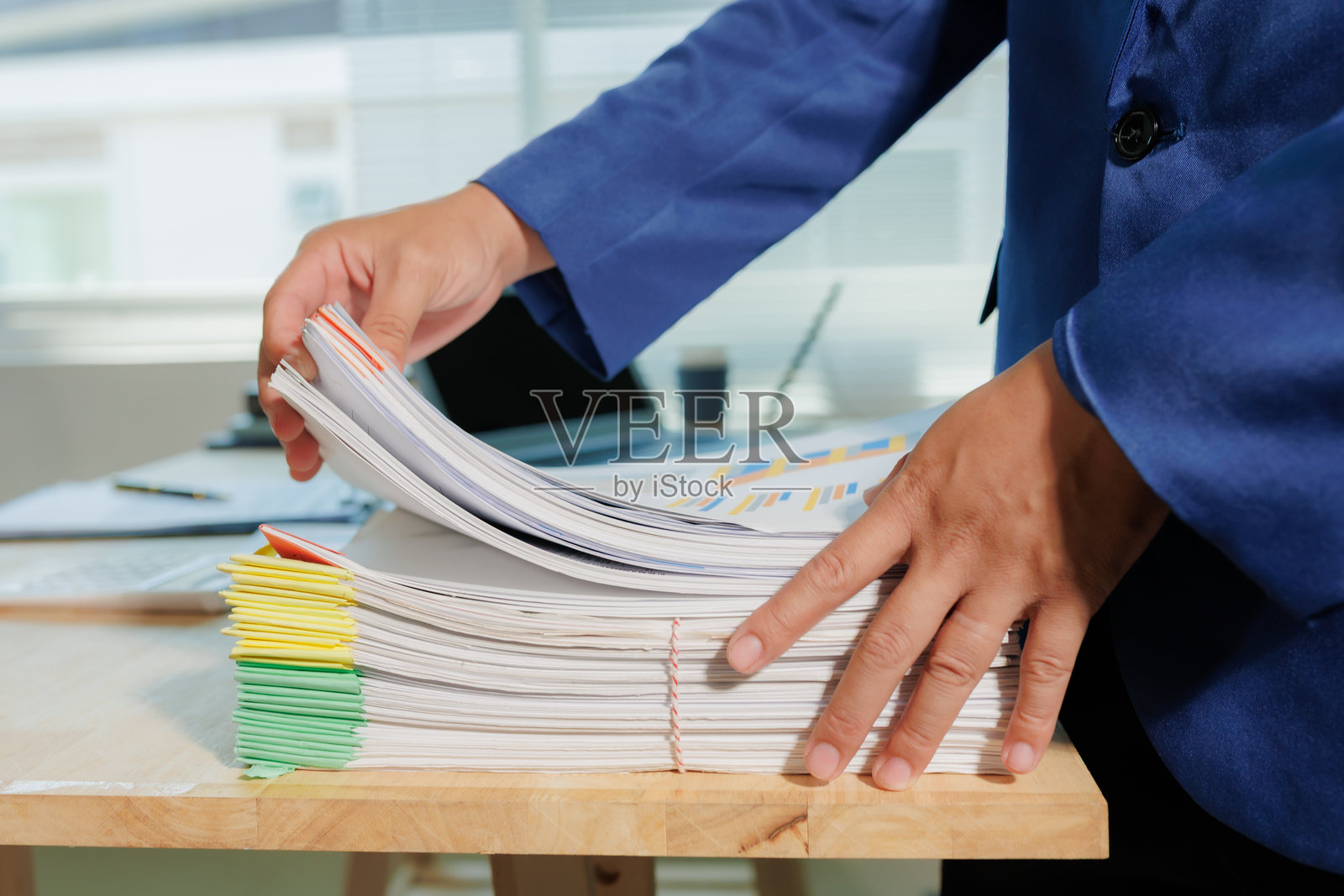 手翻阅一叠纸张，在工作中寻找特定信息。照片摄影图片