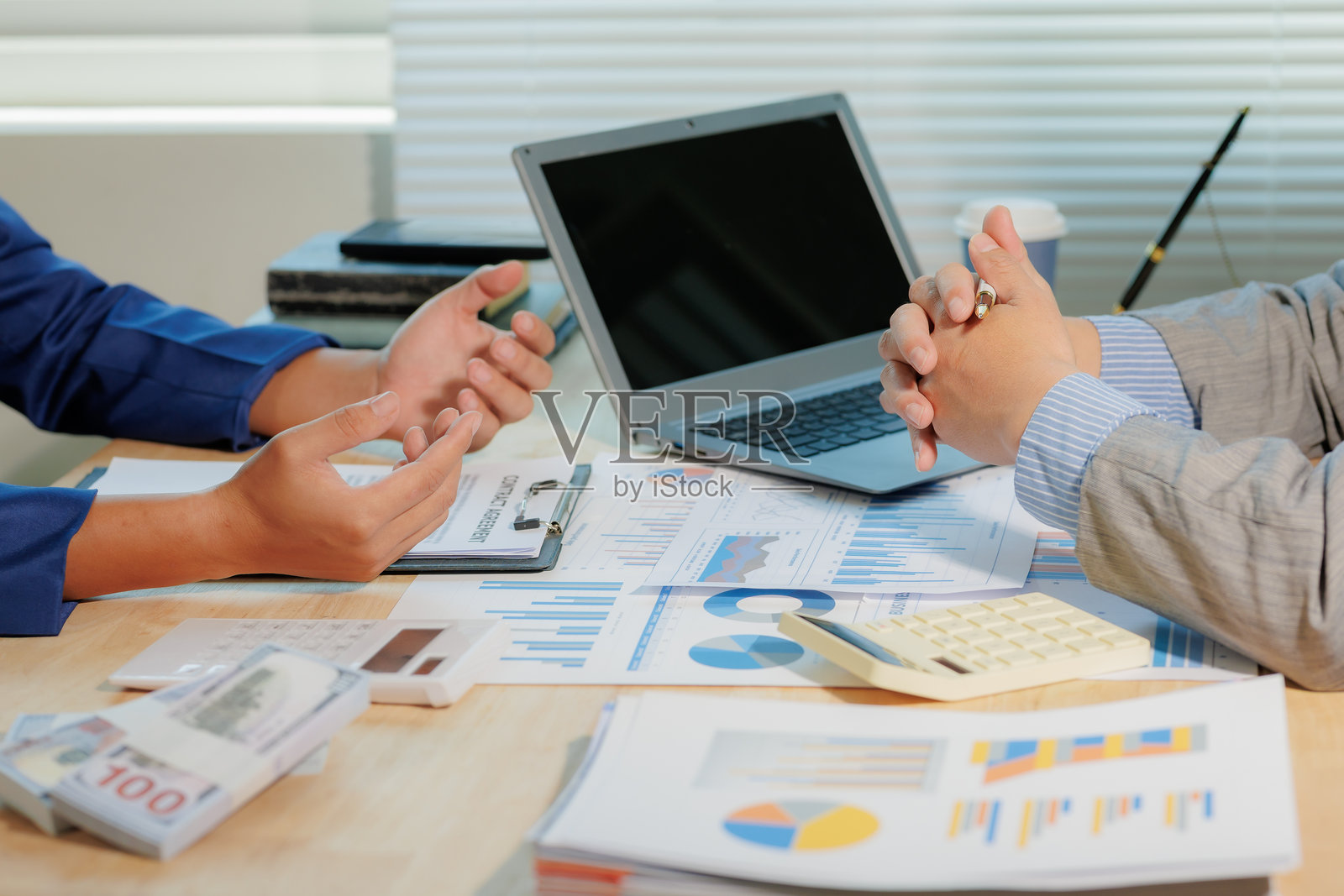 公司团队讨论市场数据，协作努力促进业务发展照片摄影图片