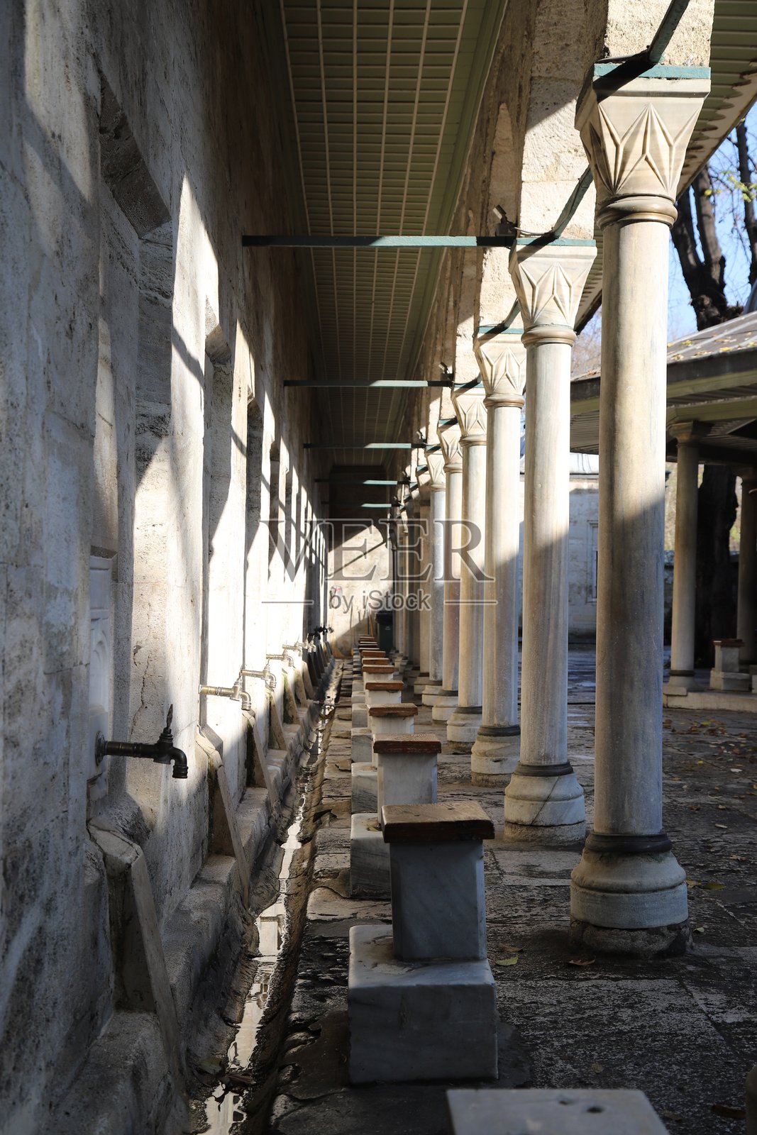 Kılıç Ali Paşa清真寺花园中的奥斯曼建筑喷泉照片摄影图片