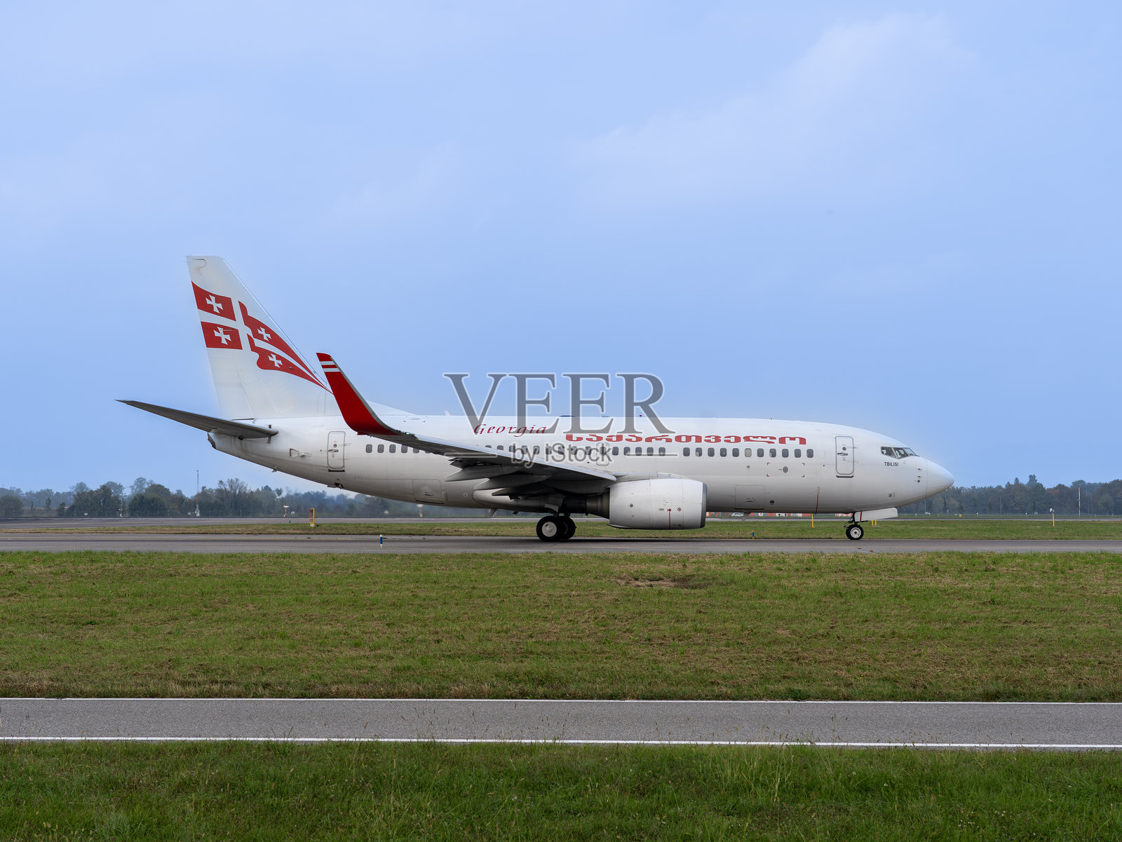 格鲁吉亚航空公司的波音 737-783 飞机正在贝加莫米兰国际机场(BGY)滑行照片摄影图片