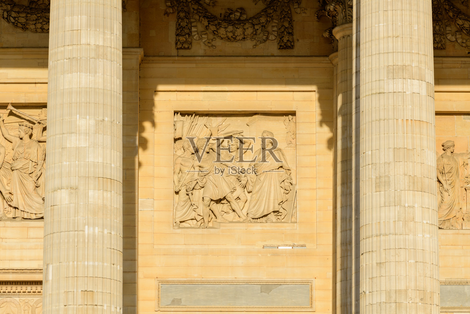 科林斯柱子间的阳光石雕饰带照片摄影图片