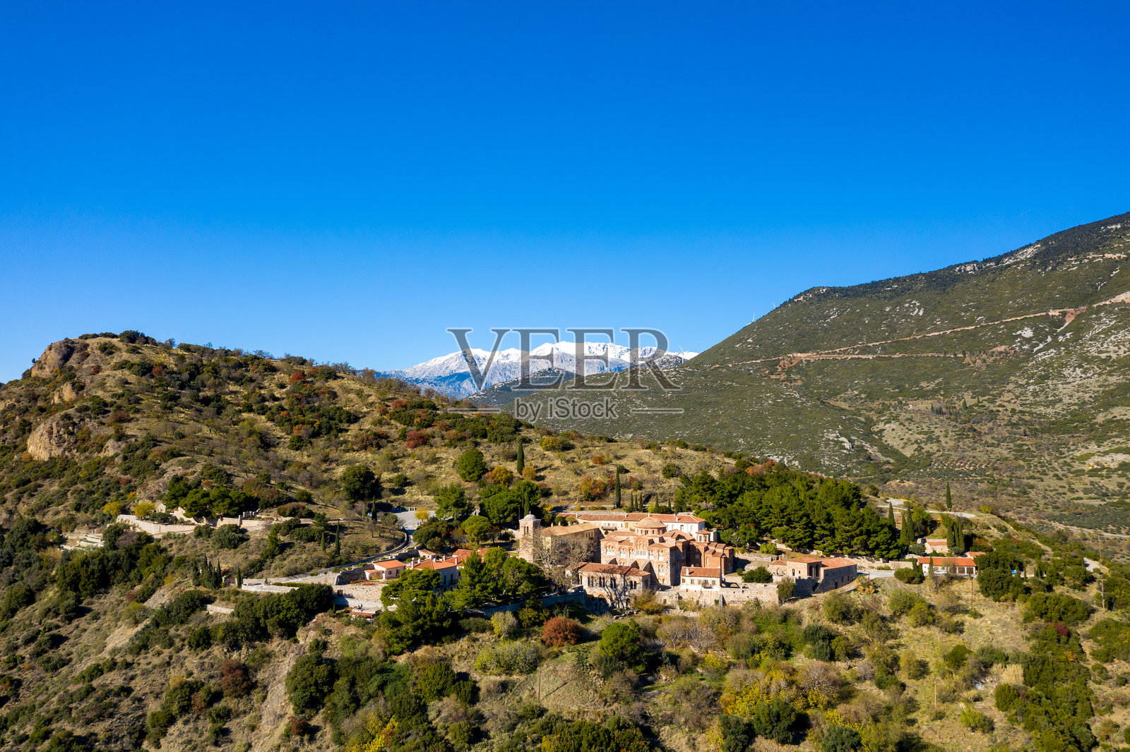 俯瞰群山，蓝天下的历史修道院照片摄影图片
