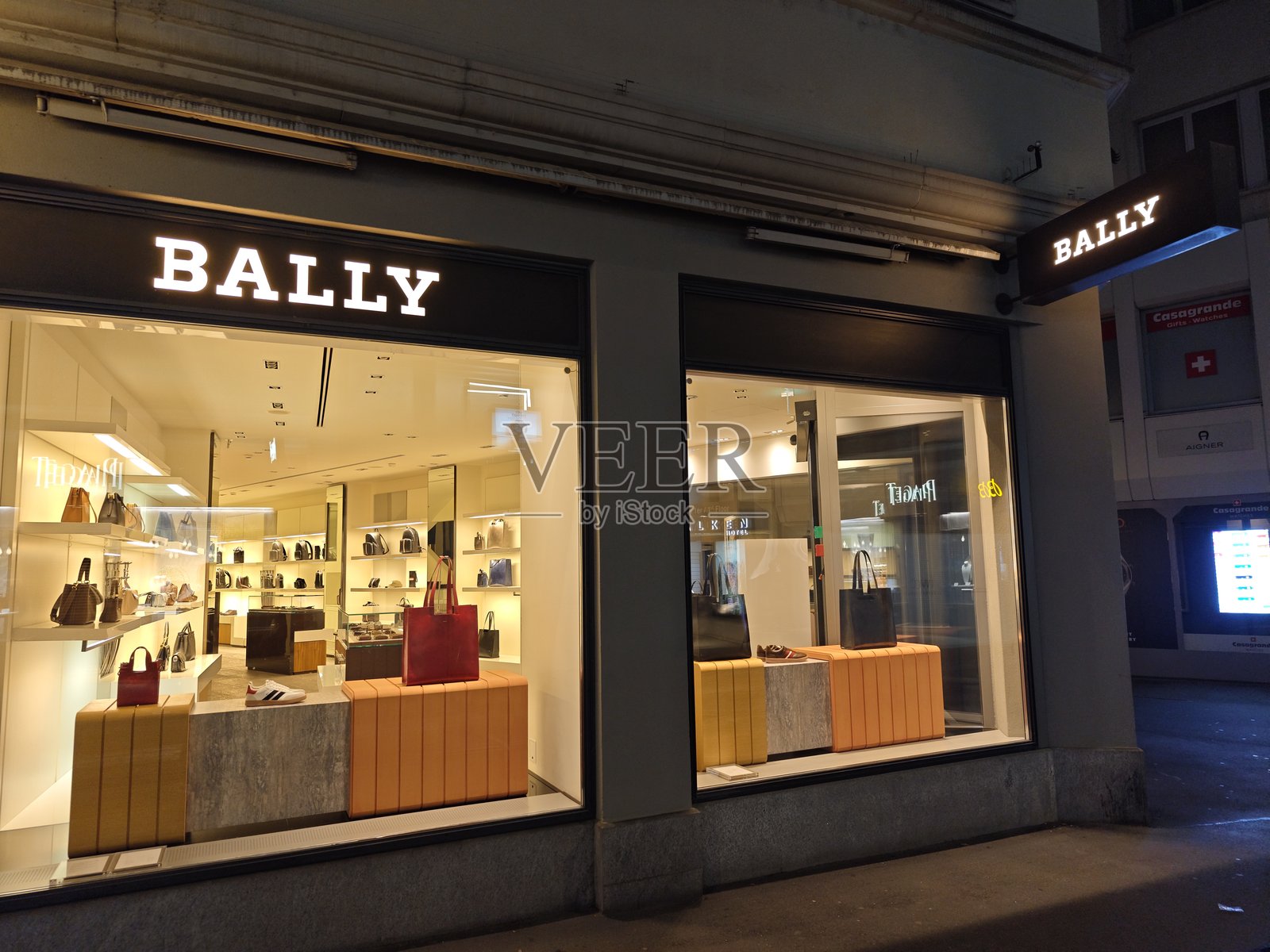 瑞士的BALLY商店夜景照片摄影图片