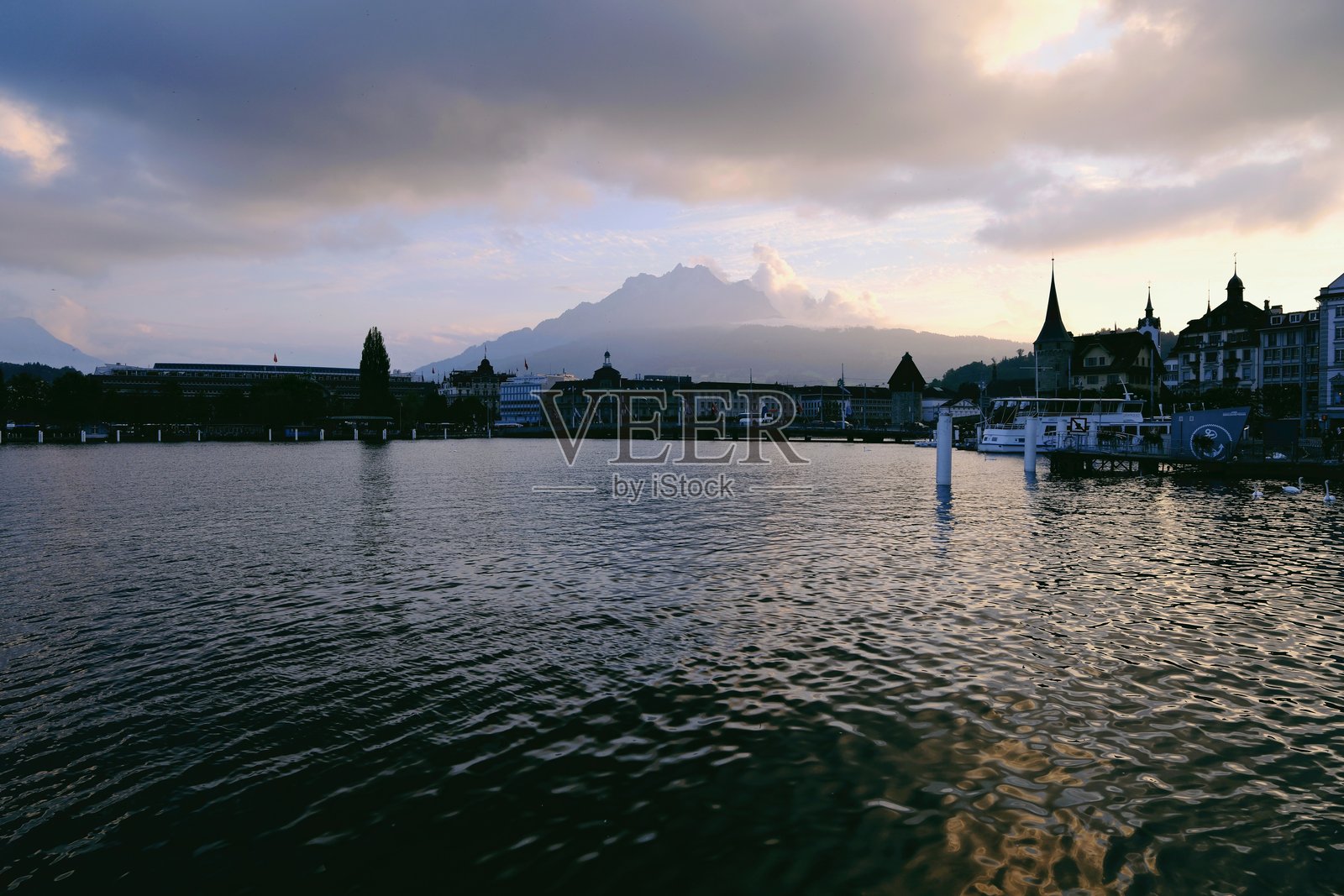 日落时分的卢塞恩湖和皮拉图斯山照片摄影图片