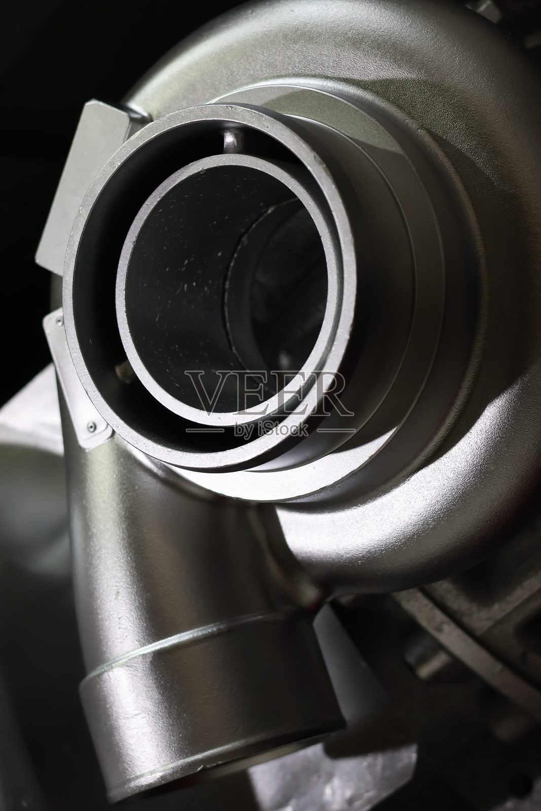 特写镜头，一个干净的银色金属涡轮增压器压缩机外壳。照片摄影图片
