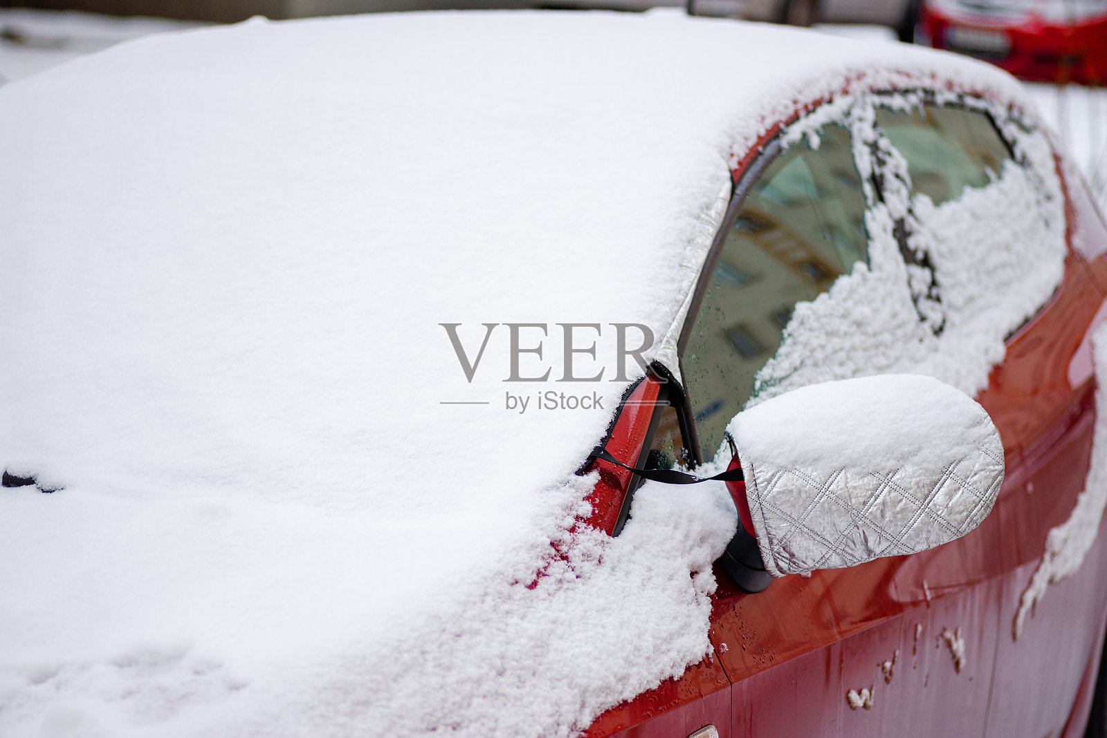 覆盖着冰雪的红色汽车部件特写照片摄影图片