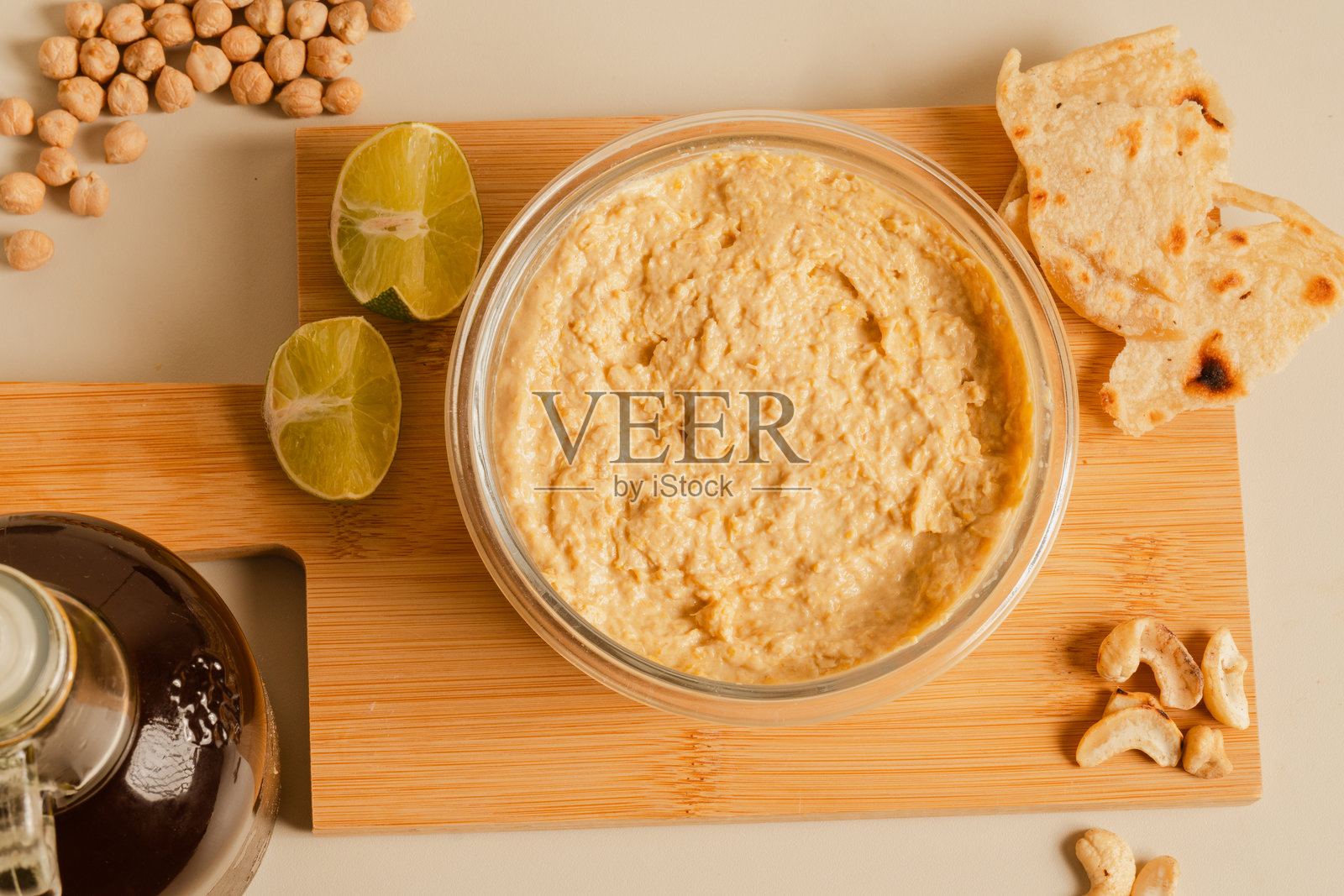 鹰嘴豆泥配橄榄油和柠檬片照片摄影图片