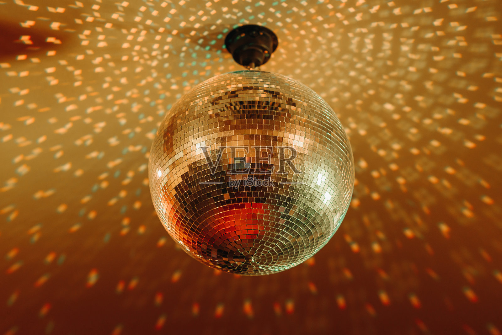 迪斯科球，镜面，光芒四射，橙色，悬挂在天花板上，夜晚派对背景照片摄影图片