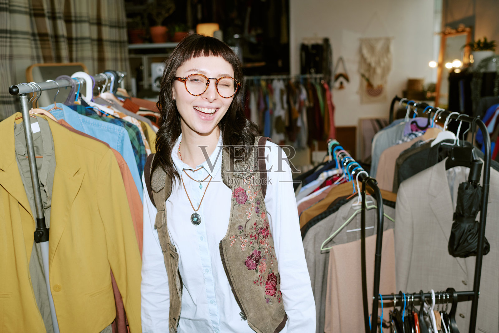二手服装店里一位年轻的混血女子微笑肖像照片摄影图片