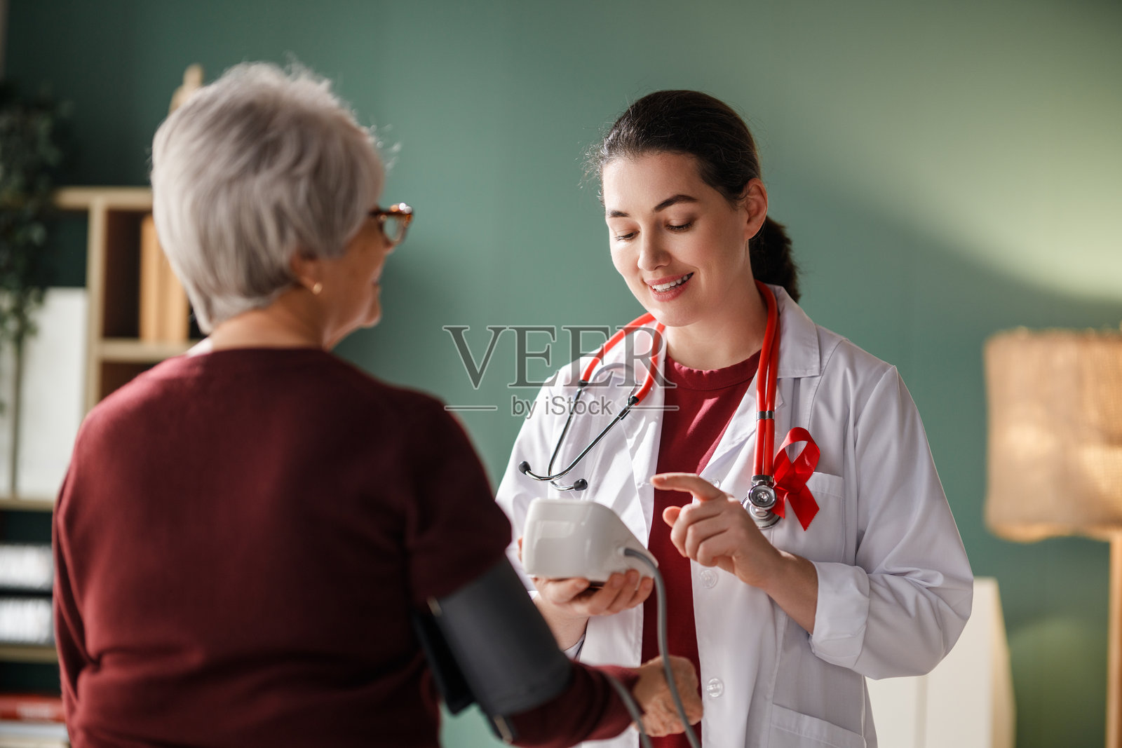 医生测量血压照片摄影图片